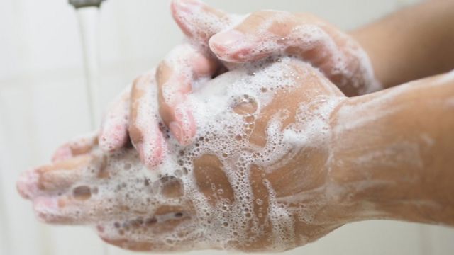 Lave as mãos com água e sabão por 20 segundos ao voltar das compras de alimentos e repita como precaução depois de guardar os alimentos