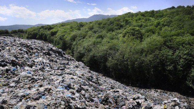 زباله در جنگل‌های سراوان