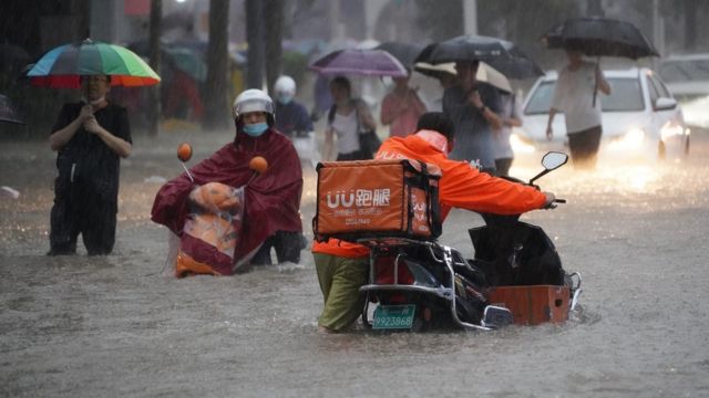 中国中部的河南省遭到极端暴雨引发的洪灾侵袭。