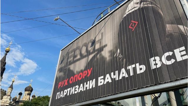 Billboard adverte colaboradores russos: 'A resistência das gangues vê tudo'