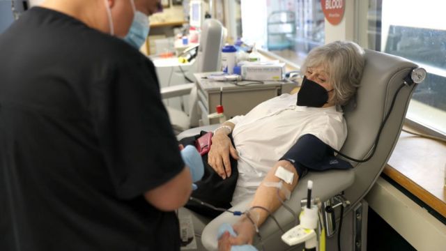 Mulher idosa doando sangue