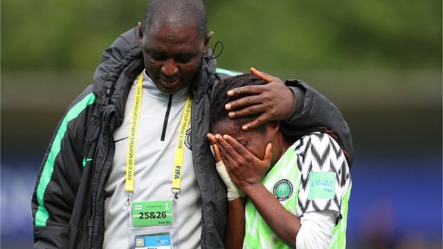 Agbábọ́ọ̀lù Falconets ń sọkún