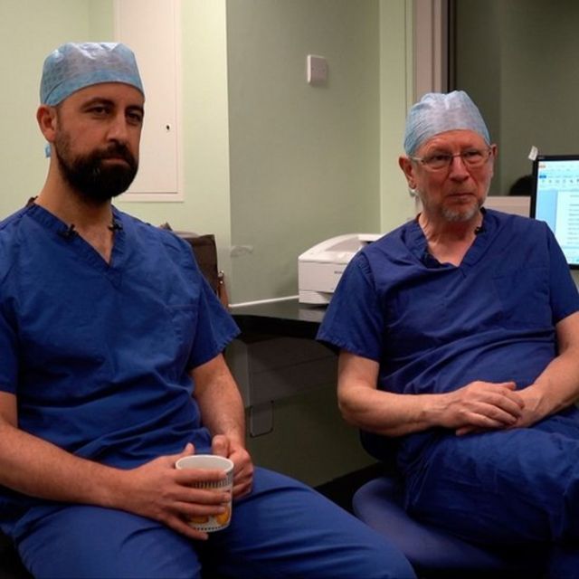 Owase Jeelani e David Dunaway em hospital em Londres
