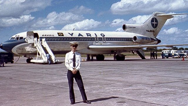 Cláudio Scherer diante do 727 que costumava pilotar