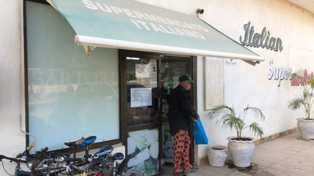 Un supermarché italien dans le centre de Malindi, Italie