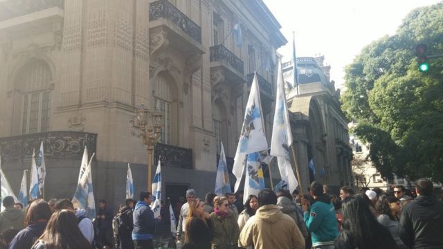 Manifestação em frente ao Palácio San Martín