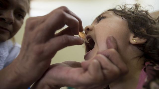 Criança toma vacina