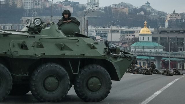 Soldado ucraniano dentro de um tanque em Kiev