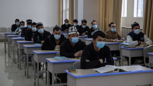 لقطة لمخيم تثقيفي، للأويغور، خلال رحلة للصحفيين نظمتها السلطات الصينية عام 2020