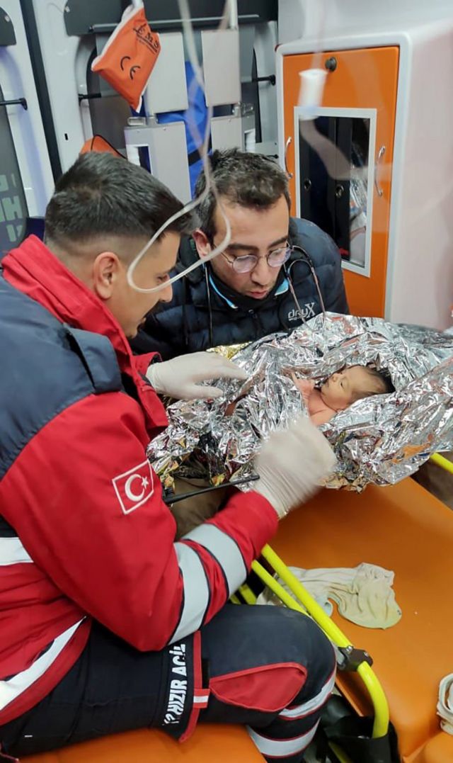 Médicos atienden al bebé en una ambulancia.