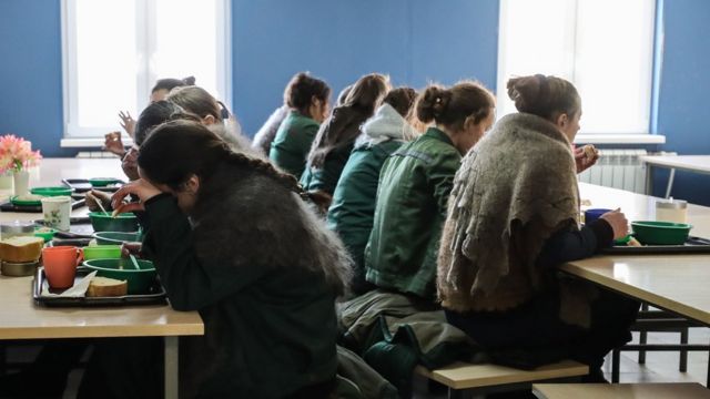 Заключенные в столовой Можайской женской исправительной колонии №5