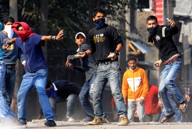 कश्मीर में पत्थर फेंकने वाले नौजवान