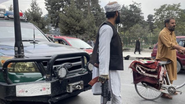 Taliban, Kabil'in caddelerinde devriye geziyor