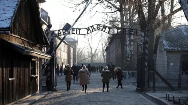 O portão com a frase 'O trabalho liberta' em Auschwitz, antigo campo de extermínio nazista
