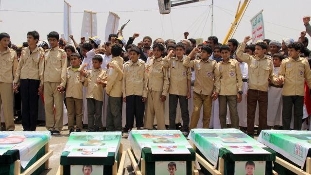 کودکان یمنی در مراسم خاکسپاری جمعی همسن و سالان خود نسبت به سیاست‌های عربستان سعودی و آمریکا ابراز خشم کردند