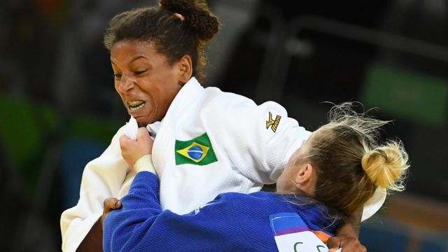 Rafaela Silva (de branco) luta com a romena Corina Caprioriu