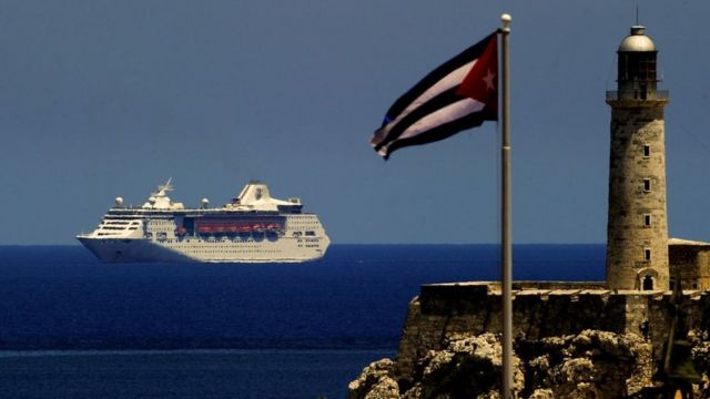 Crucero en el mar, desde La Habana.