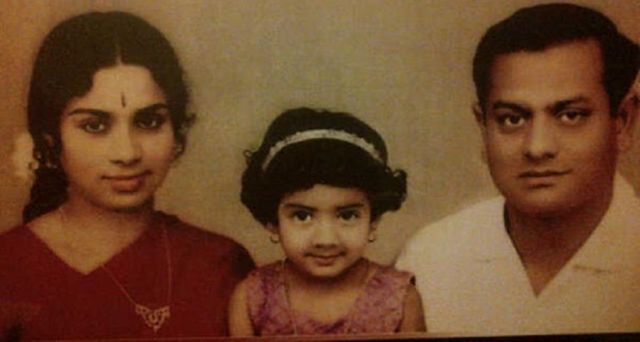 தனது தாய் மற்றும் தந்தையுடன் சிறு வயதில் ஸ்ரீதேவி