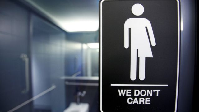 Sinal de protesto contra lei que limita acesso de transgêneros a banheiros de escolas na Carolina do Norte