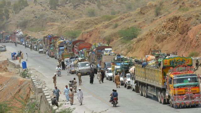 Sederet kendaraan digambarkan sebagai warga sipil Pakistan, yang melarikan diri dari operasi militer di Waziristan Utara, menunggu untuk menyeberangi pos pemeriksaan di pusat pendaftaran Wilayah Perbatasan Bannu untuk pengungsi internal di Saidgai pada tanggal 22 Juni 2014.