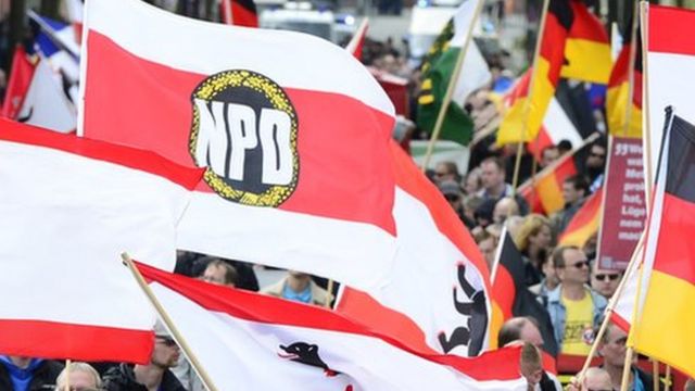 移民反対デモに参加するNPD