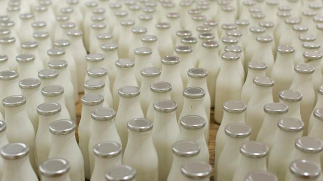 С чем можно пить молоко при простуде