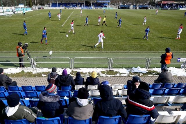Pertandingan bola masih berlangsung di Belarus.