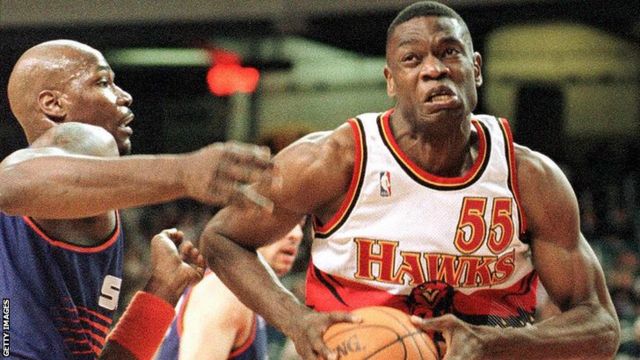 Dikembe Mutombo in action for the Atlanta Hawks in 1998
