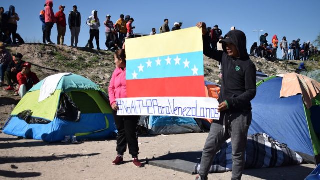 Migrantes venezolanos protestan en un campamento en Ciudad Juárez.