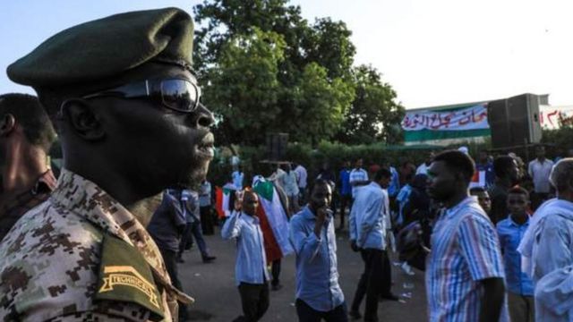 Abari mu myiyerekano muri Sudani babandanya basaba ko igisirikare gisubiza ubutegetsi mu minwe y'abasivire