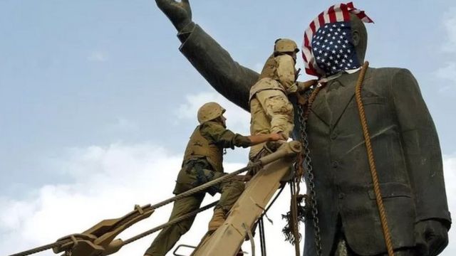 القوات الأمريكية أسقطت تمثال صدام حسين في 2003 بعد دخولها بغداد