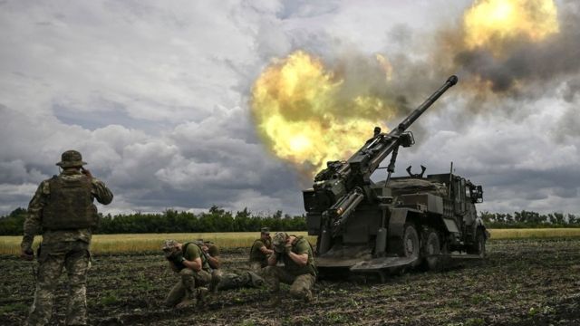 Украинские военные ведут огонь из французской самоходной артиллерийской установки «Цезарь» калибра 155 мм/52 в сторону российских позиций на передовой в восточноукраинской области Донбасса.