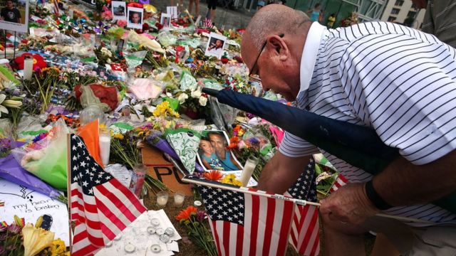 オーランド乱射事件の犠牲者を追悼する祭壇に米国旗を飾る男性（19日、米フロリダ州）
