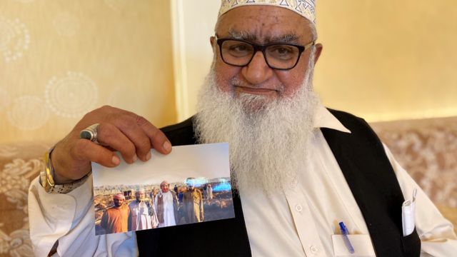 হাজি হানিফ ১৯৮০'র দশকের এক শিকার পার্টির ছবি দেখাচ্ছেন।