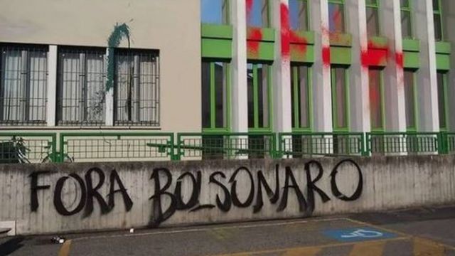 Membros do RiseUp4ClimateJustice também picharam "Fora Bolsonaro" em ato contra o presidente