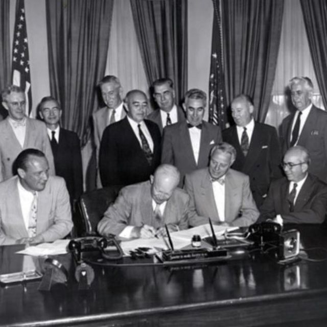 Em agosto de 1954, Eisenhower alterou a Lei de Energia Atômica para permitir a exportação de tecnologia nuclear.