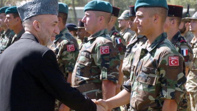 Karzai, 2006'da ISAF kapsamında görev yapan Türk askeriyle bir araya geldi