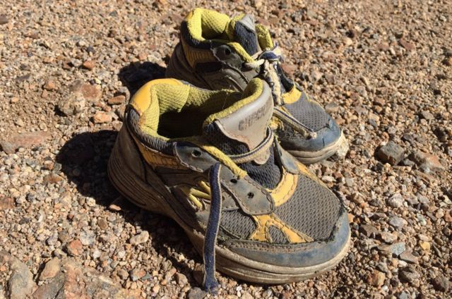 Un par de zapatillas de niño se encontró entre los restos del avión.
