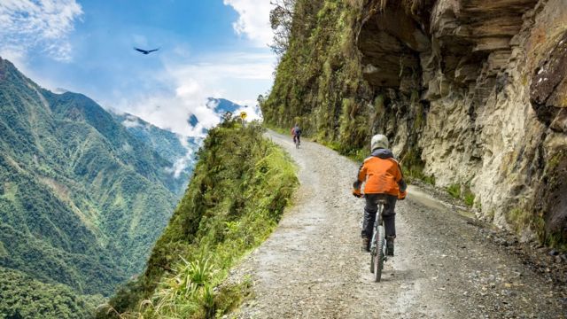 近年来，在长达64公里的死亡之路上骑行对游客有致命的吸引力（Credit: Filrom/Getty Images）(photo:BBC)