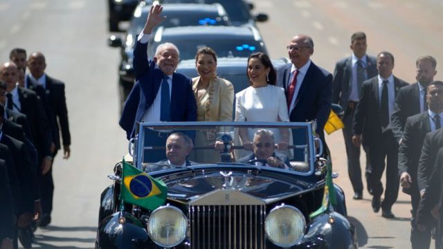 Lula foi acompanhado no desfile em carro aberto pela primeira-dama, Janja, e por Lu e Geraldo Alckmin