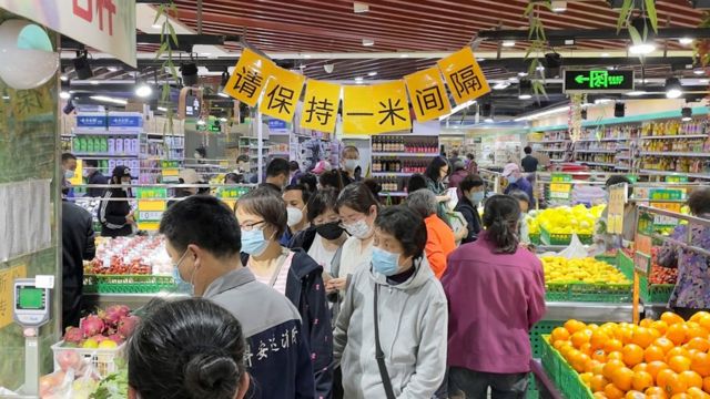 4月26日，北京的一个超市，民众排队采购