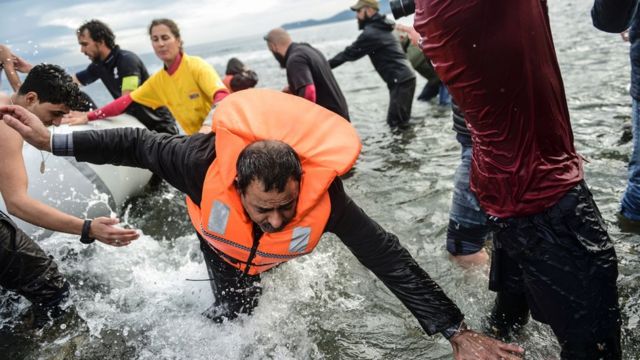 Migrantes tratando de llegar a Europa.
