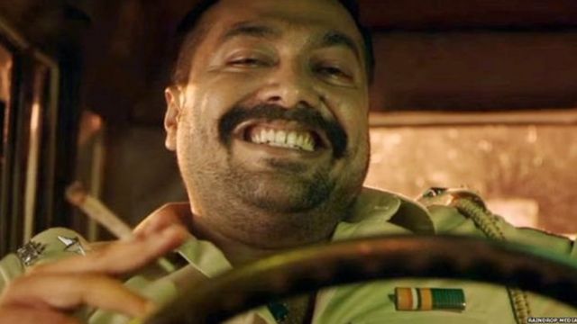 एक मूवी सीन में पुलिसकर्मी का किरदार निभाते अनुराग कश्यप