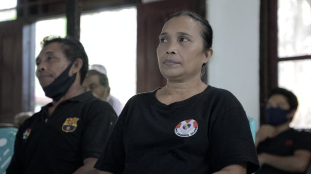 Ibu rumah tangga yang tinggal di Kampung Bowone Elbi Pieter menolak kehadiran tambang emas.