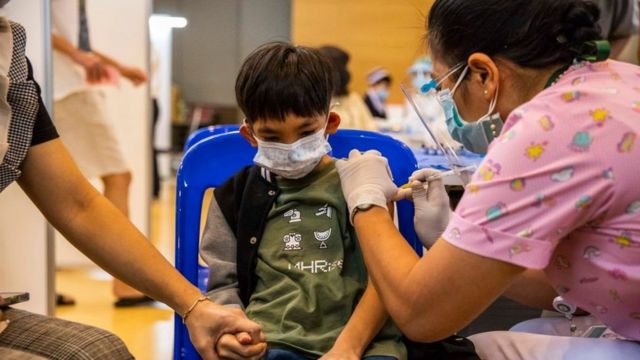 فتى يتلقى اللقاح في تايلاند