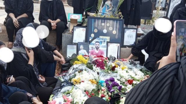 روز پنج‌شنبه مدال‌ها و تقدیرنامه‌های نوید افکاری را هم بر مزار او گذاشته بودند