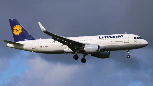 Lufthansa está operando vuelos con los asientos centrales sin ocupar para permitir cierto grado de distanciamiento entre pasajeros.