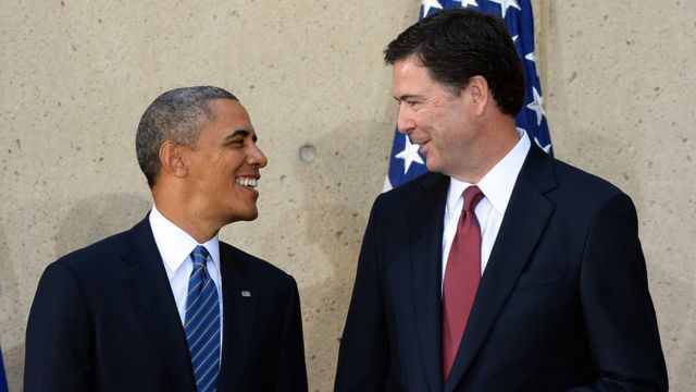 2013年にFBI長官に任命したコーミー氏をオバマ大統領は「誠実で高潔」と称賛。写真は2013年10月の任命式。