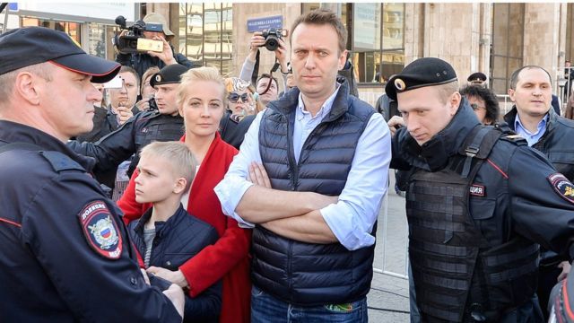 Алексей Навальный с семьей и полицейскими