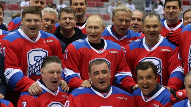 Vladimir Putin trong trang phục hockey bên cạnh đồng đội